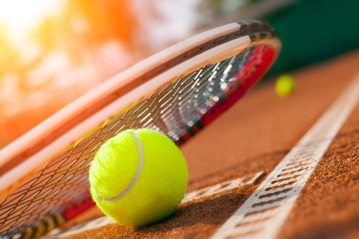 Image de Tennis ball on a tennis court