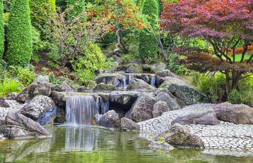 Afbeeldingen van Cascade waterfall in Japanese garden in Bonn