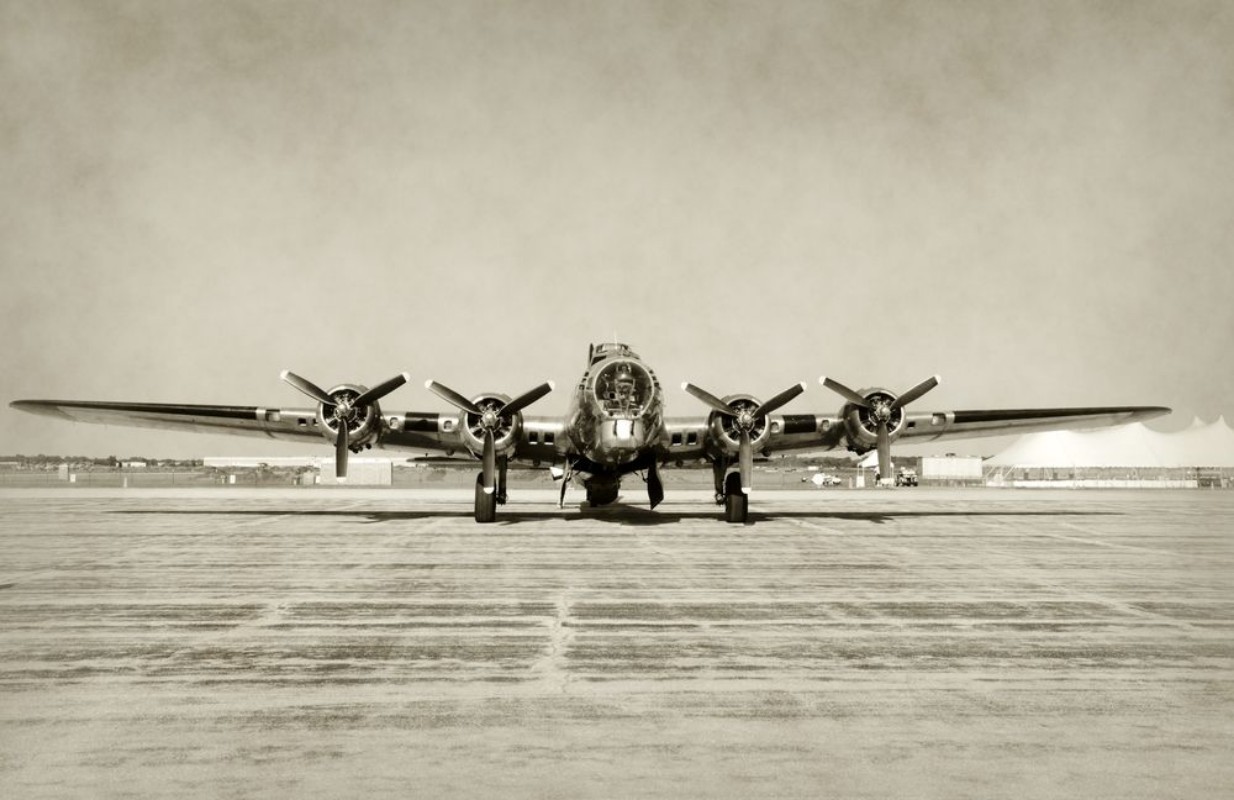 Image de Old bomber front view