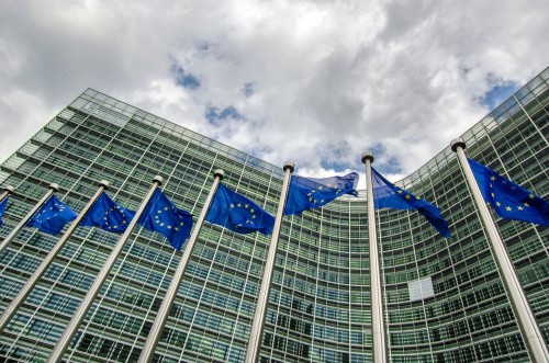 Afbeeldingen van EU flags in front of European Commission in Brussels