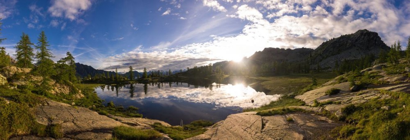 Image de Alba su lago di montagna