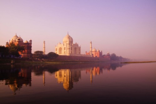 Bild på Beautiful Scenery Of Taj Mahal And A Body Of Water