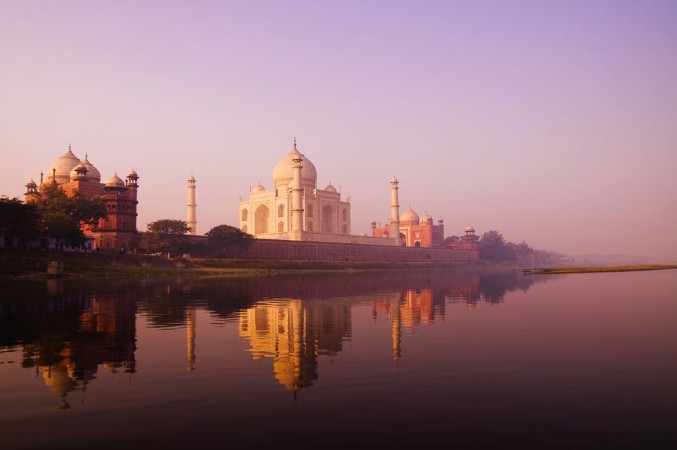 Beautiful Scenery Of Taj Mahal And A Body Of Water photowallpaper Scandiwall