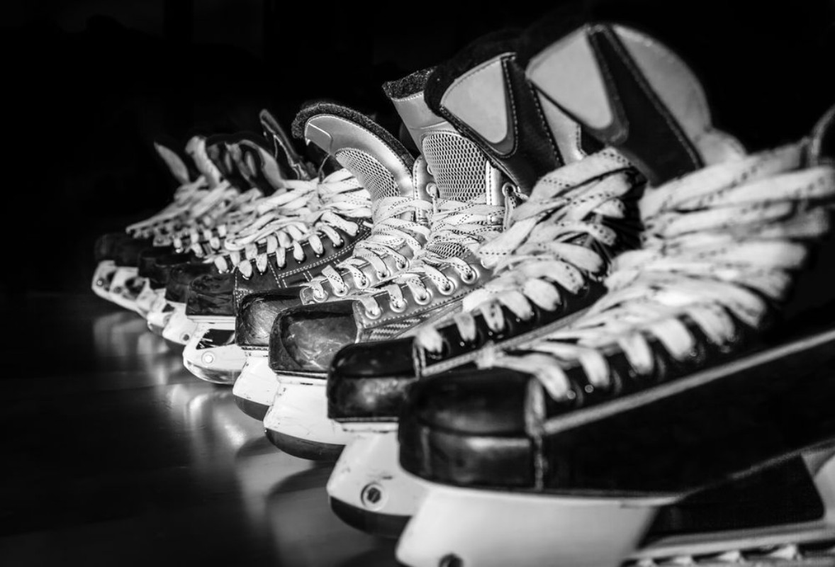 Afbeeldingen van Hockey skates lined up in locker room