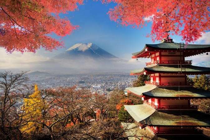 Afbeeldingen van Mt Fuji with fall colors in Japan