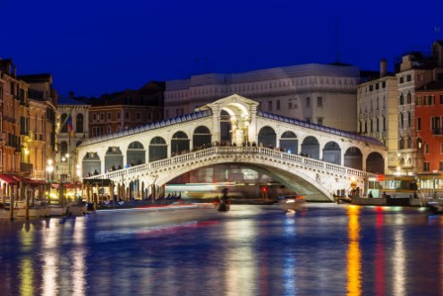 Bild på Night view of Rialto bridge and Grand Canal in Venice Italy