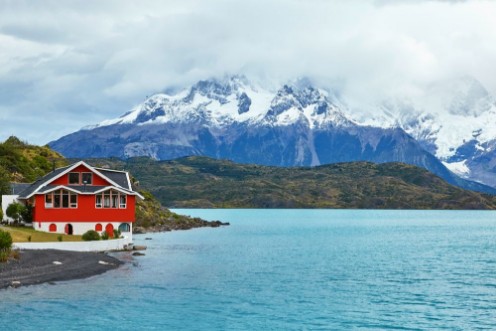 Afbeeldingen van Red house on Pehoe lake in Torres del Paine