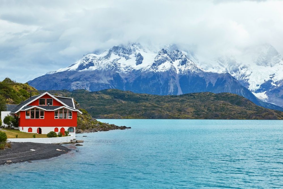 Bild på Red house on Pehoe lake in Torres del Paine