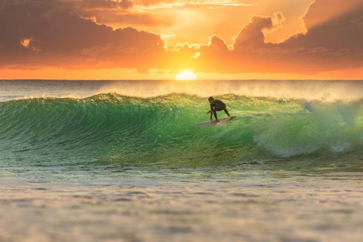 Image de Surfer Surfing at Sunrise