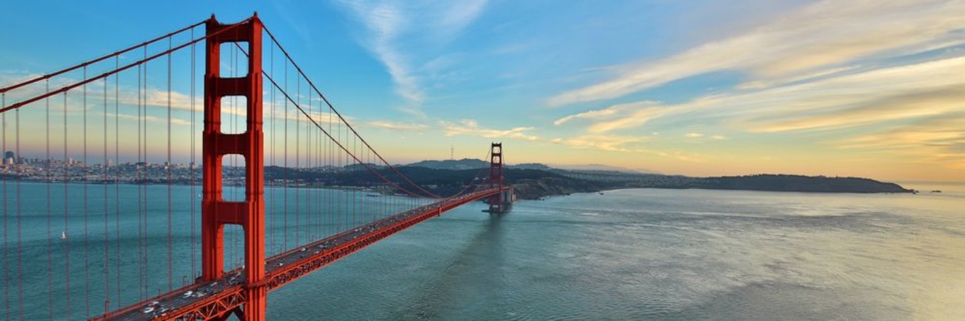 Bild på Golden Gate Bridge panorama San Francisco California sunset light on cloudy sky 