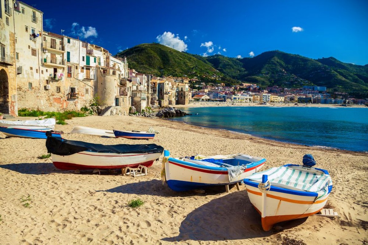 Image de Old beach in Cefalu with fishing boats