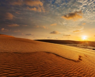 Bild på White sand dunes on sunrise Mui Ne Vietnam