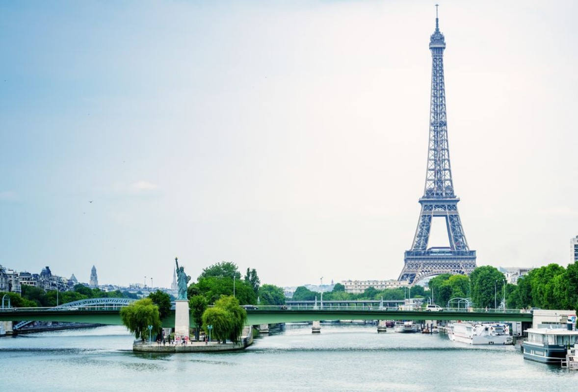 Picture of Ponte de Grenelle Statue of Liberty and Eiffel Tower - Paris F