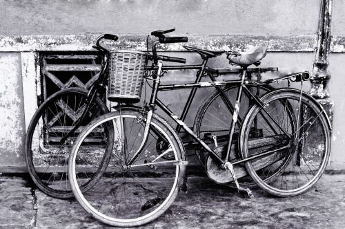 Bild på Black and white old bicycle