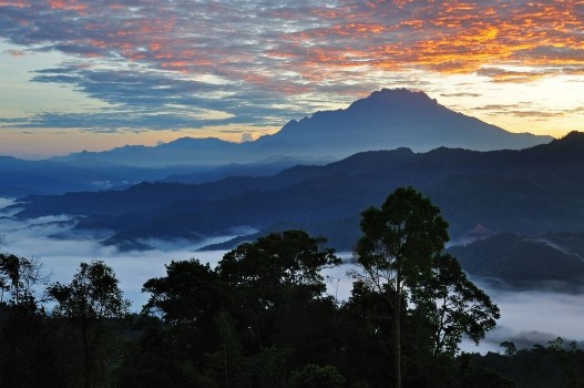 Bild på Sunrise over Mt Kinabalu silhouette Kota Kinabalu Sabah Borneo