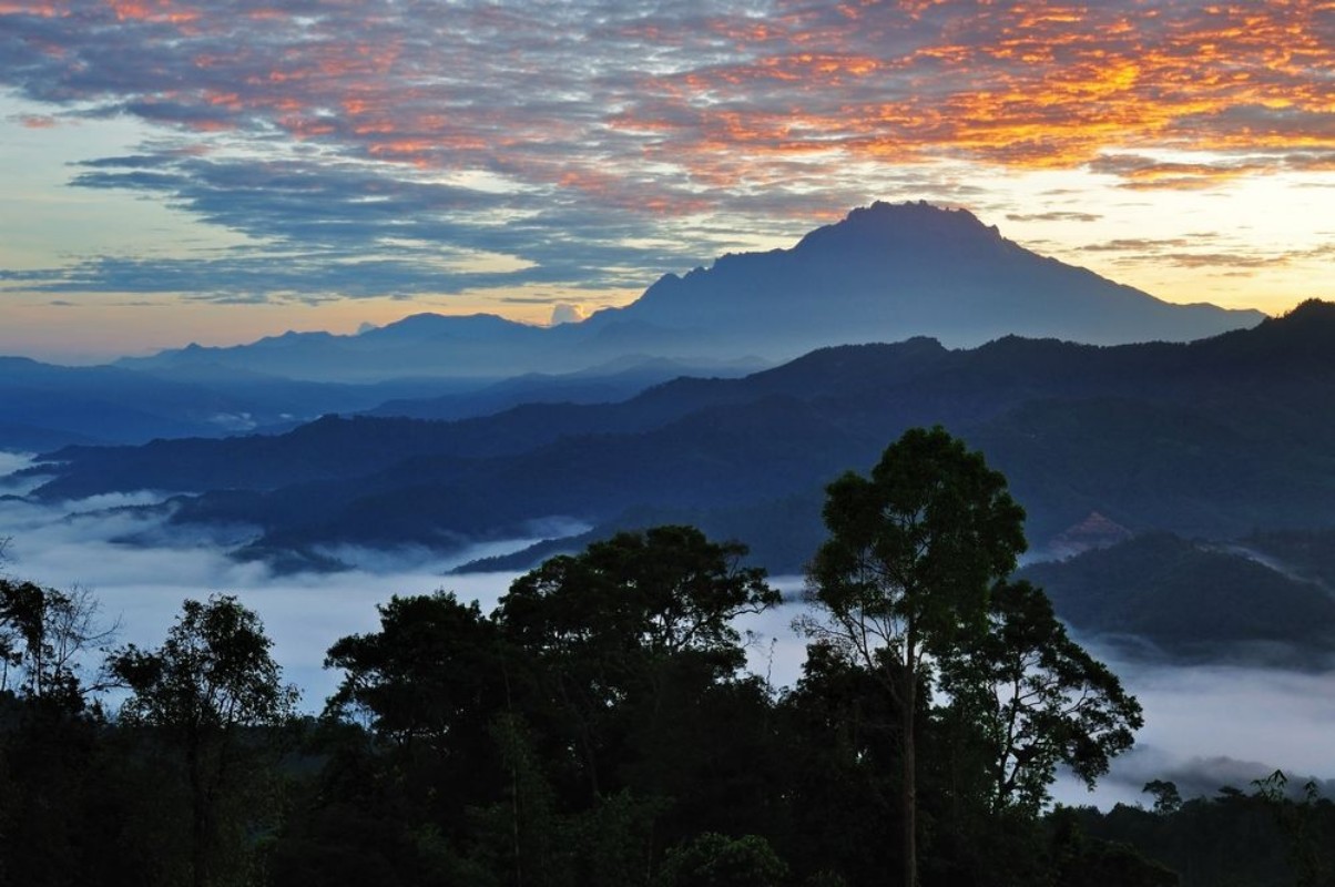 Image de Sunrise over Mt Kinabalu silhouette Kota Kinabalu Sabah Borneo