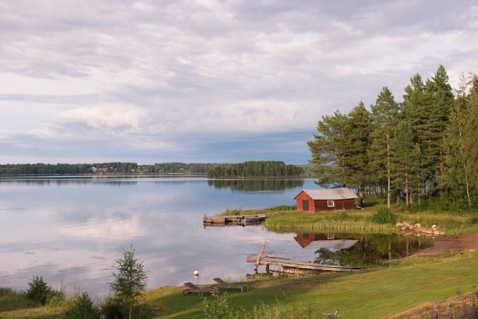 Afbeeldingen van Summer in Sweden - traditional red Cottage at a lake 