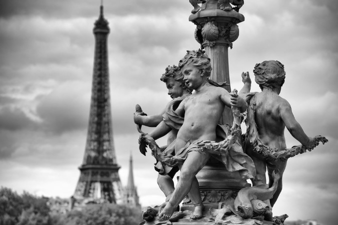Afbeeldingen van Paris France Eiffel Tower with Statues of Cherubs