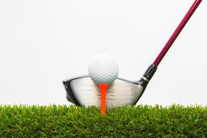 Afbeeldingen van Golf club and ball in grass