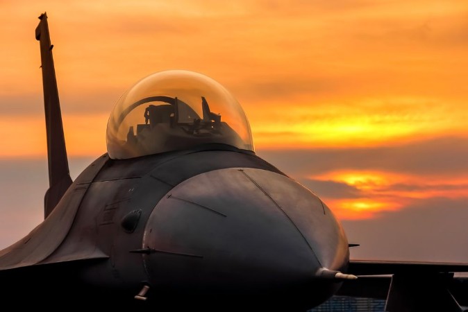 Afbeeldingen van F16 falcon fighter jet on sunset background