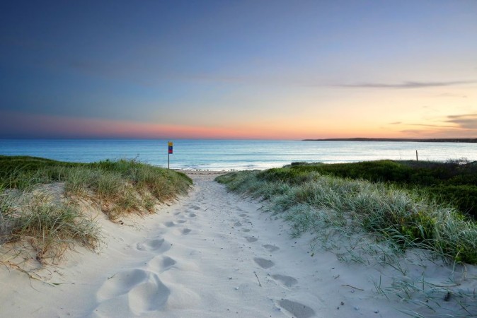 Afbeeldingen van Sandy beach trail at dusk sundown Australia
