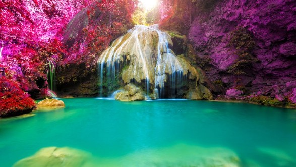 Afbeeldingen van Wonderful waterfall with colorful tree in thailand