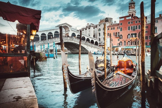 Afbeeldingen van Classical view of the Rialto Bridge - Venice