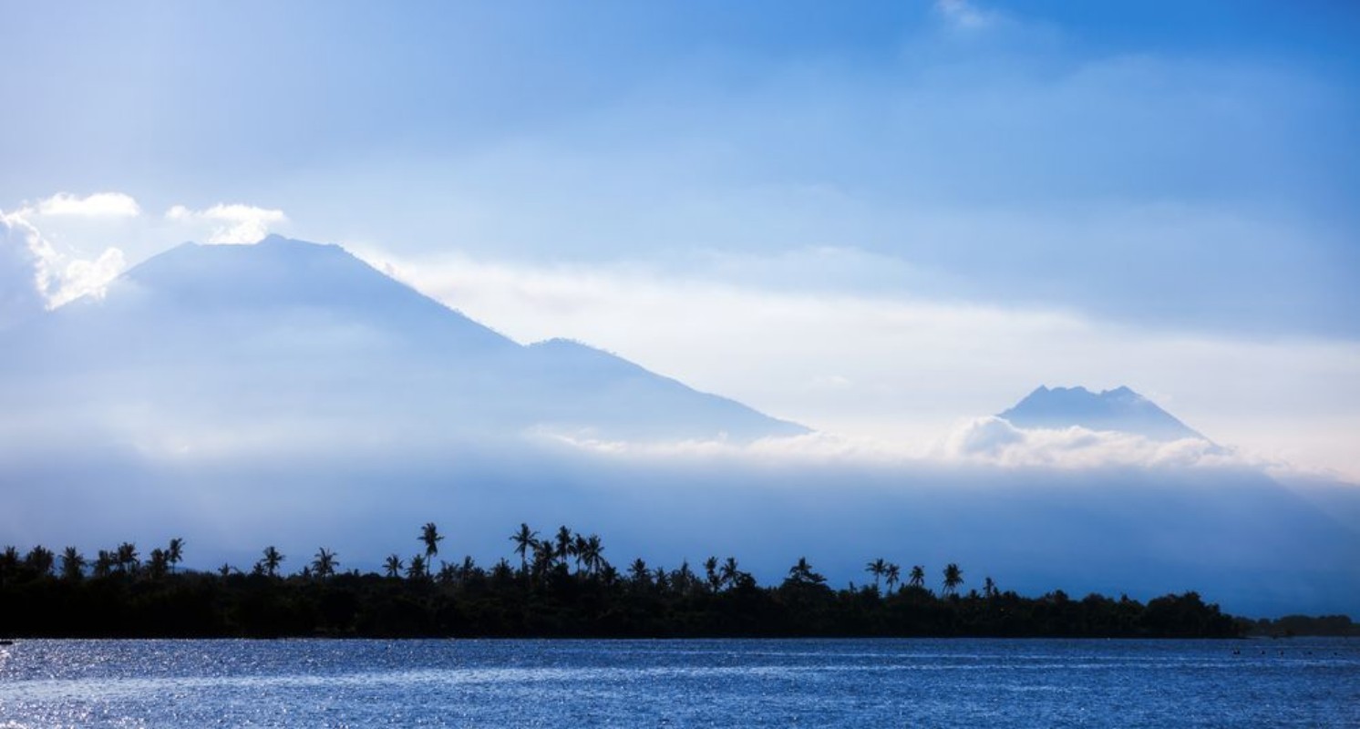 Afbeeldingen van Volcanos of Java by morning light