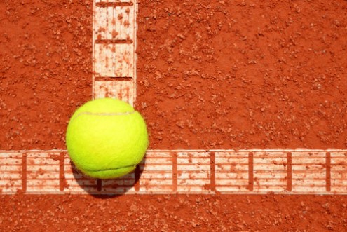 Afbeeldingen van Tennis ball on a tennis clay court
