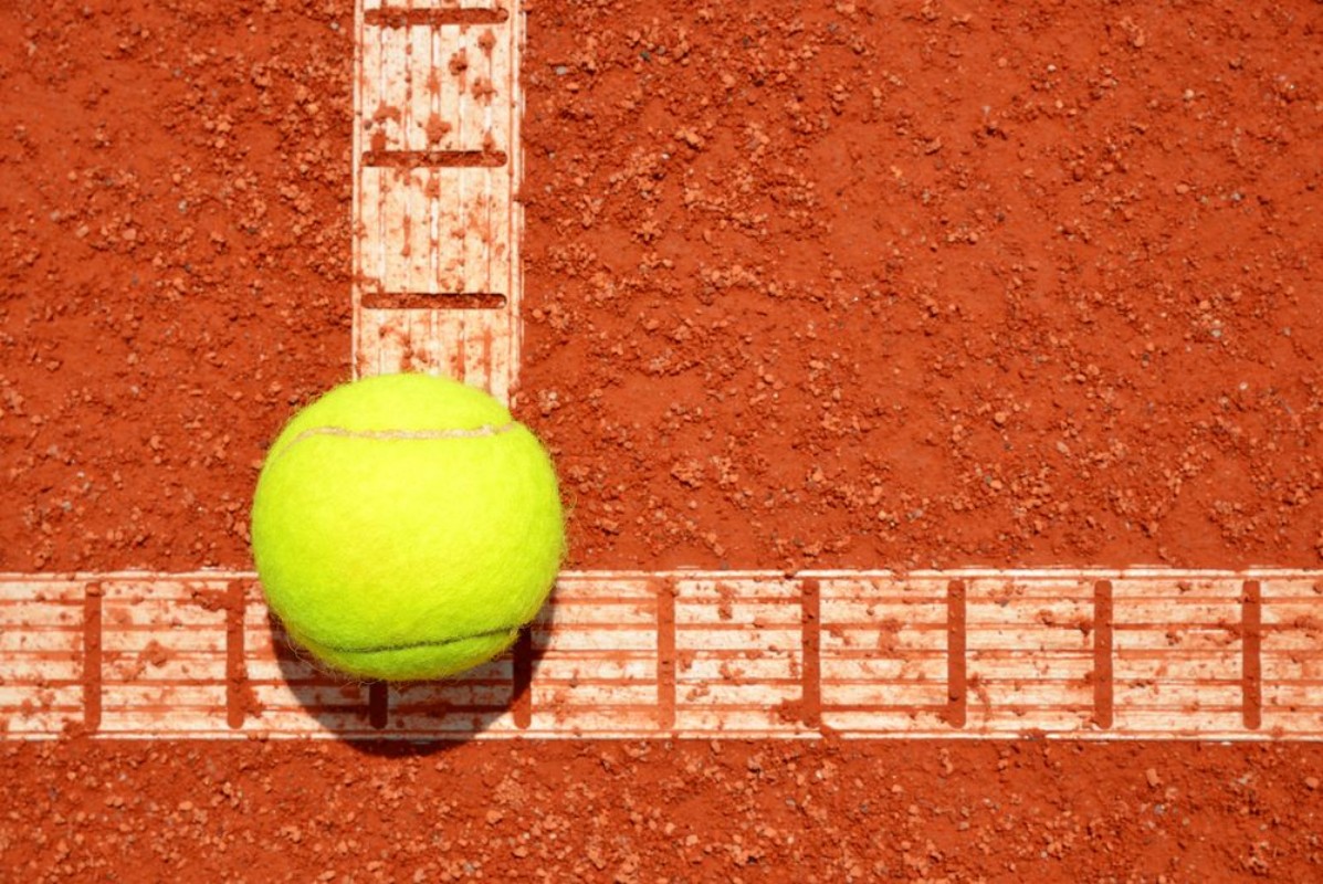 Afbeeldingen van Tennis ball on a tennis clay court