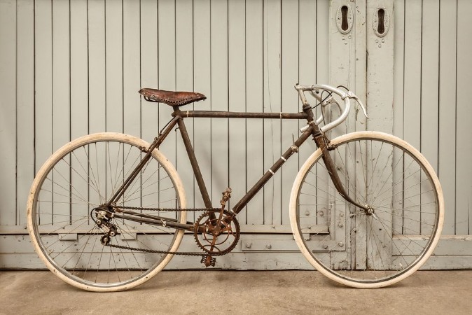 Afbeeldingen van Vintage racing bicycle in an old factory