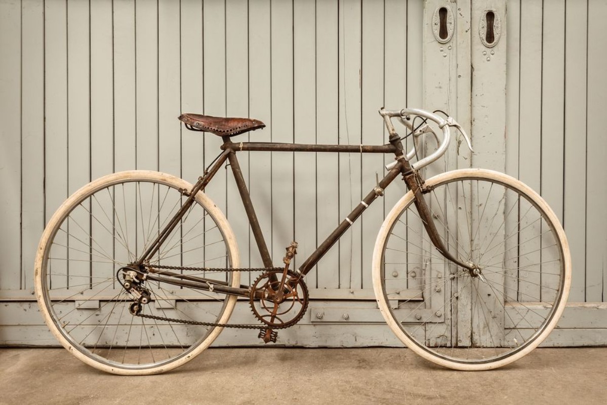 Image de Vintage racing bicycle in an old factory