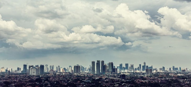 Afbeeldingen van Jakarta city view with Kampung in foreground