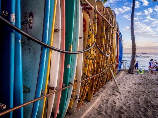 Afbeeldingen van Colourful surfboards stacked up on Waikiki Beach at sunset