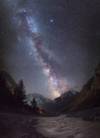 Afbeeldingen van Milky way over mountains