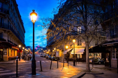 Afbeeldingen van Paris beautiful street in the evening with lampposts