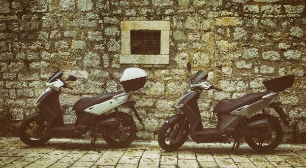 Afbeeldingen van Two Mopeds in front of the Wall