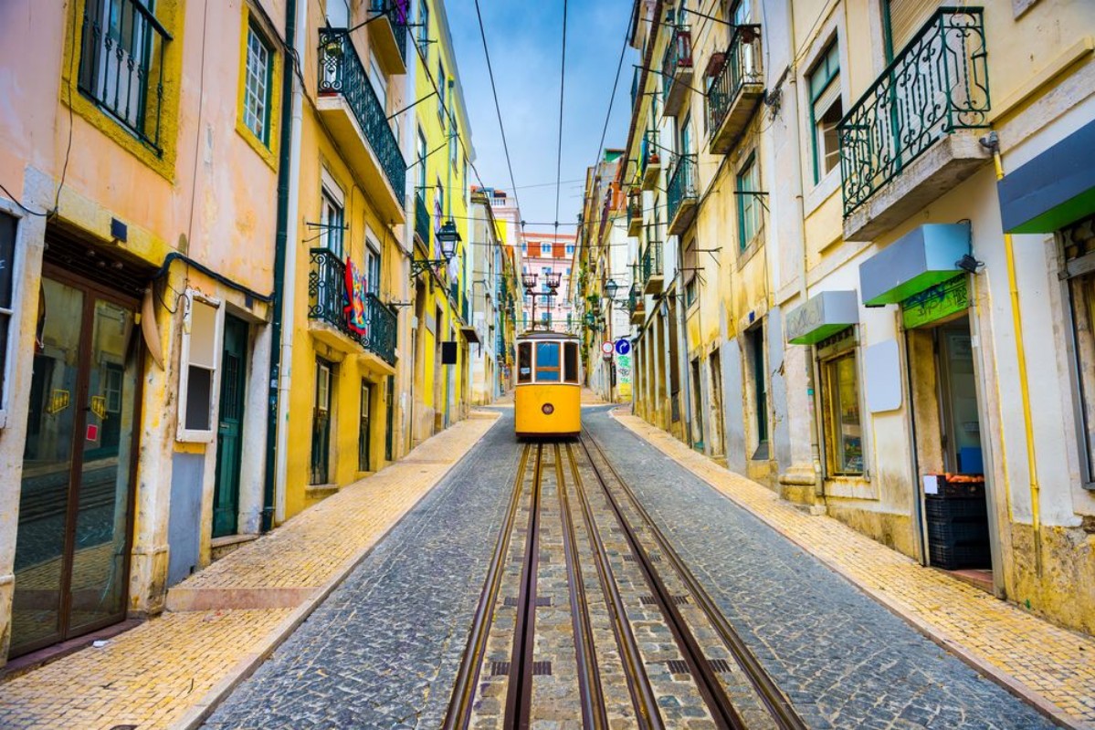 Afbeeldingen van City streetwith yellow funicular Lisbon Portugal