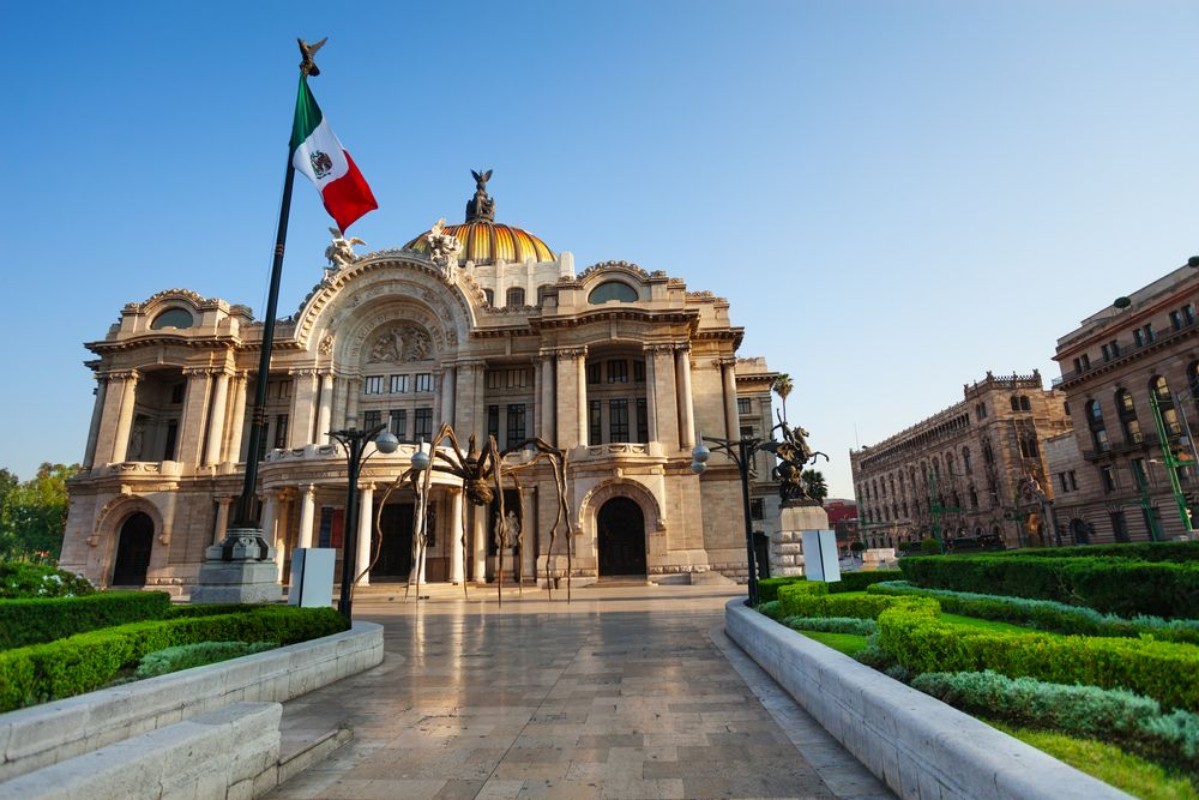Afbeeldingen van Palace of fine arts facade and Mexican flag