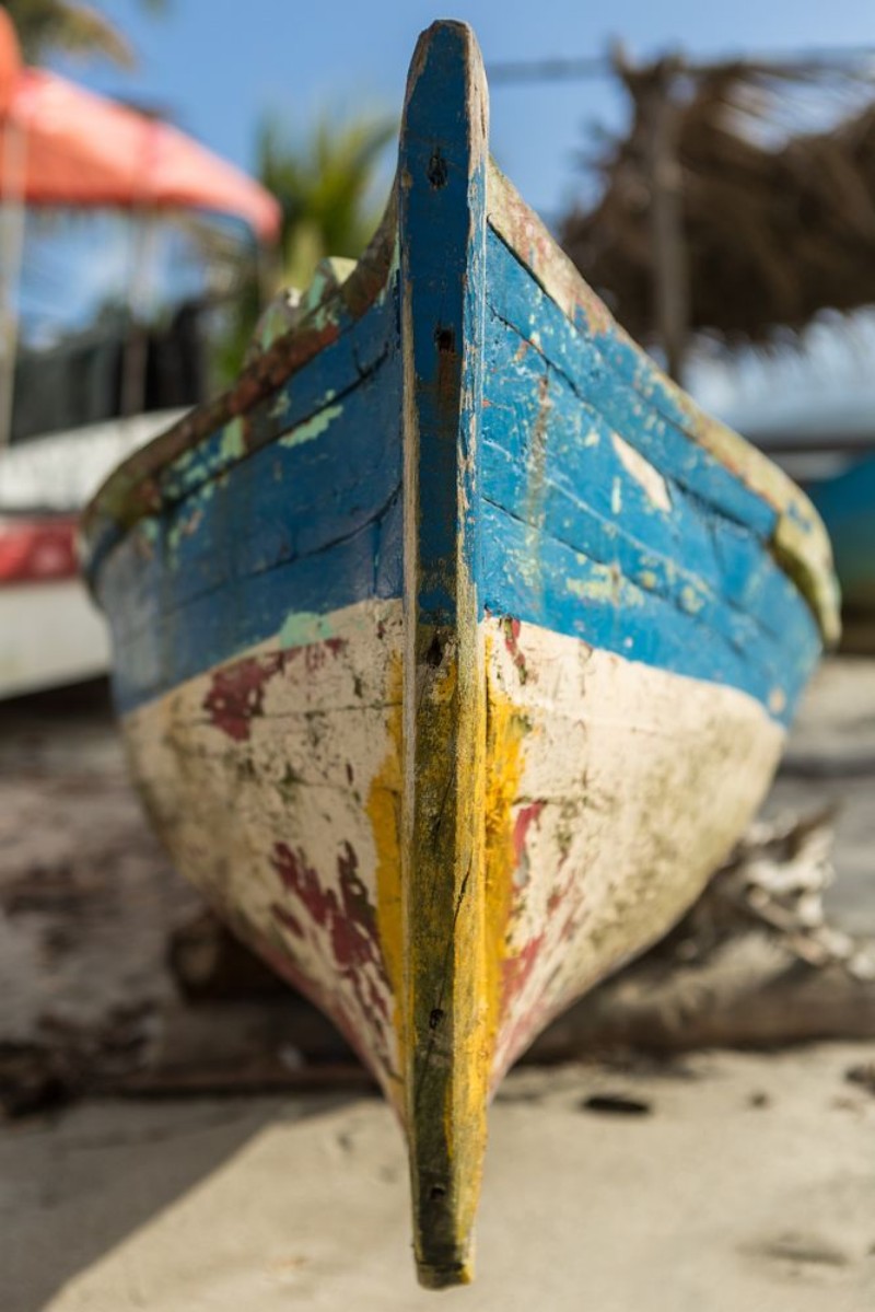Afbeeldingen van Frontal view of a garifuna wooden boat