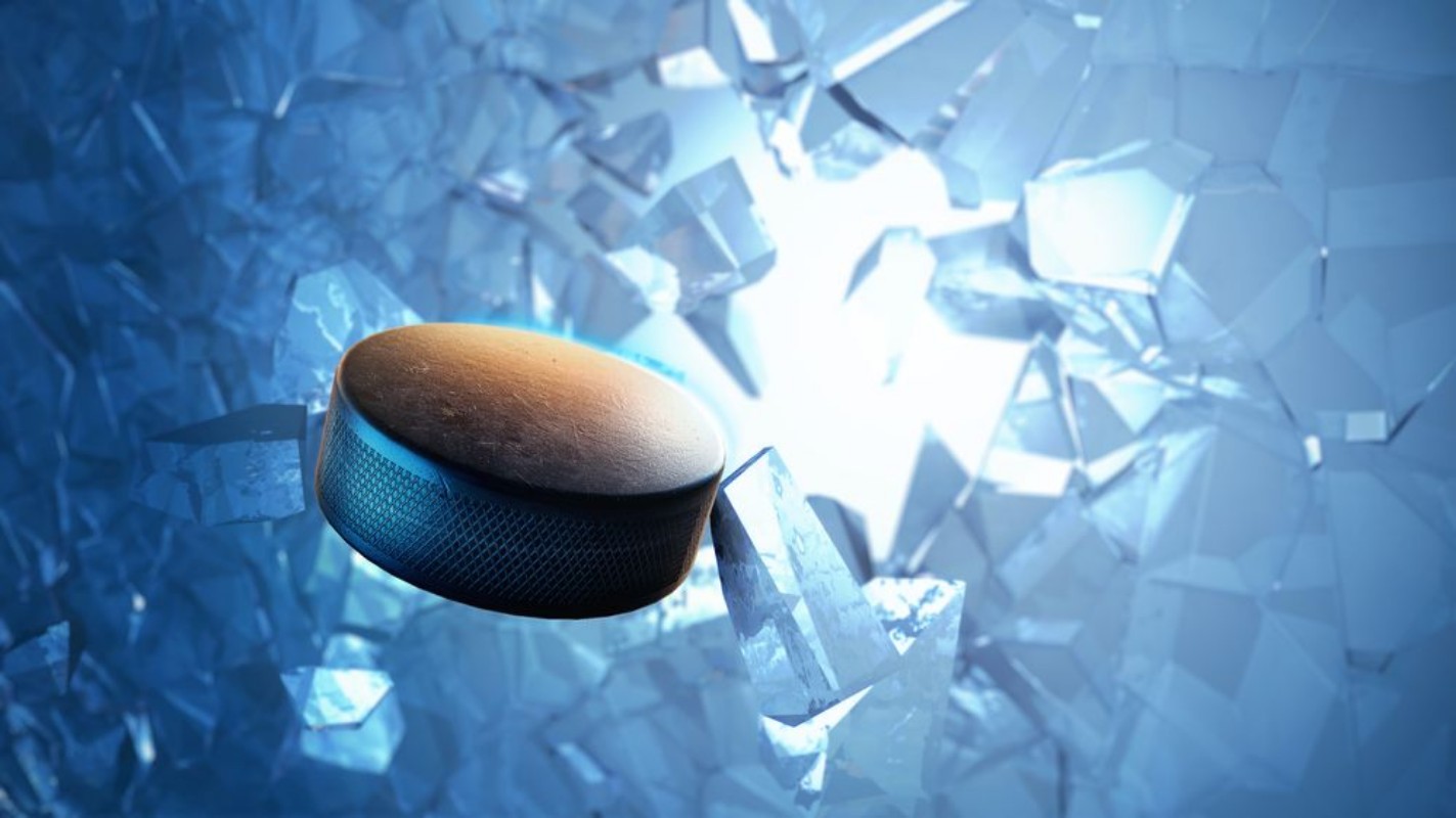 Afbeeldingen van Hockey puck burst through ice