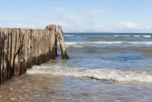 Afbeeldingen van Wooden Wave Breaker on European Beach Coast