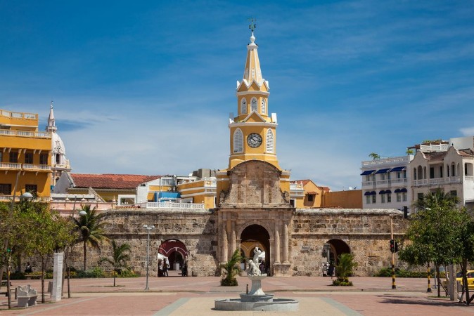 Bild på Vista de la icnica Torre del Reloj y el camelln de los mrtires en la ciudad antigua de Cartagena de Indias en Colombia