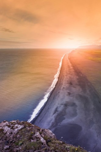 Image de The black sand beach with Icelandic coastline