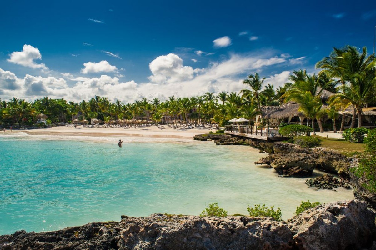 Afbeeldingen van Relaxing on remote Tropical Paradise beach in Dominican Republic