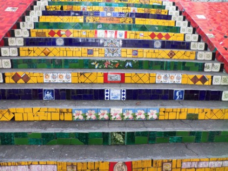 Bild på Tiles from around the world on Escadaria Selaron in Rio de Janeiro Brazil