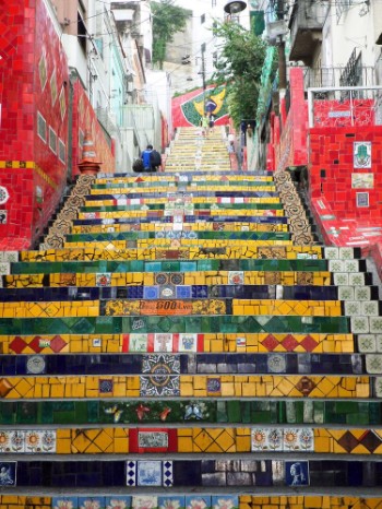 Bild på Tiles from around the world on Escadaria Selaron in Rio de Janeiro Brazil
