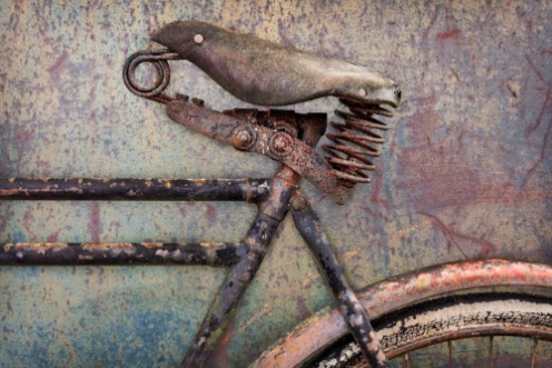 Afbeeldingen van Detail of a rusted ancient bicycle with leather seat