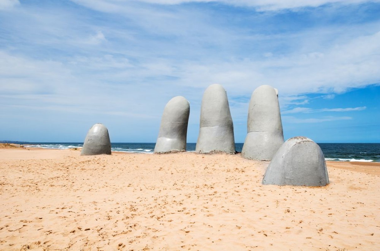 Afbeeldingen van Hand Skulptur von Punta del Este Uruguay