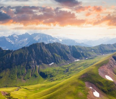 Afbeeldingen van Green caucasian mountains